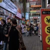 Trong ảnh: Du khách mua sắm tại khu vực Myeongdong ở thủ đô Seoul, Hàn Quốc. (Ảnh: AFP/TTXVN)