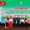 Phó Thủ tướng Trần Lưu Quang (thứ 3, trái sang) trao Quyết định của Thủ tướng Chính phủ công nhận Huyện nông thôn mới nâng cao cho lãnh đạo huyện Xuân Lộc, Đồng Nai. (Ảnh: Lê Xuân/TTXVN)