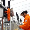 Công nhân Điện lực Thái Nguyên kiểm tra tại Trạm biến áp 110kV Yên Bình 8. (Ảnh: Huy Hùng/TTXVN)