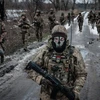 Quân nhân Ukraine tuần tra quanh căn cứ quân sự ở vùng Donetsk tháng 2/2023. (Ảnh: AFP/TTXVN)