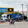 Hiện trường vụ tai nạn giữa xe container và xe máy khiến 2 người tử vong tại chỗ tại thị xã Phước Long, Bình Phước sáng 31/8. (Ảnh: TTXVN phát)