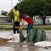 Người dân sử dụng bao cát để gia cố nhà cửa và ngăn lũ lụt tại Houma, Louisiana, Mỹ. (Nguồn: AFP)