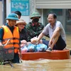 Lực lượng quân đội giúp người dân di chuyển và tiếp tế nhu yếu phẩm. (Ảnh: Thanh Tùng/TTXVN)