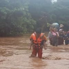 Lực lượng cứu hộ sơ tán người dân khỏi vùng ngập lụt tại Nay Pyi Taw, Myanmar. (Ảnh: THX/TTXVN)