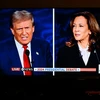 Cựu Tổng thống Mỹ Donald Trump (trái) và Phó Tổng thống Kamala Harris tại cuộc tranh luận trực tiếp ở thành phố Philadelphia, bang Pennsylvania tối 10/9. (Ảnh: AA/TTXVN)