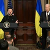 Tổng thống Mỹ Joe Biden (phải) và Tổng thống Ukraine Volodymyr Zelensky trong cuộc gặp tại Nhà Trắng, Washington DC., ngày 12/12/2023. (Ảnh: AFP/TTXVN)