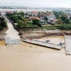 Do nước sông Hồng lên cao, không đảm bảo an toàn cho người và phương tiện qua lại, các lực lượng chức năng liên quan làm nhiệm vụ bảo vệ an toàn cầu phao Phong Châu (bắc qua sông Hồng nối huyện Tam Nông với Lâm Thao, tỉnh Phú Thọ) đã phải thực hiện tạm dừng hoạt động cầu phao từ 18 giờ ngày 1/10 đến khi có thông báo mới. (Ảnh: Tạ Toàn/TTXVN)