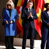 Tổng thống Pháp Emmanuel Macron, cùng phu nhân Brigitte Macron và Tổng thư ký Tổ chức Quốc tế Pháp ngữ (OIF) Louise Mushikiwabo, đến tham dự Hội nghị thượng đỉnh Pháp ngữ lần thứ 19, tại lâu đài Villers-Cotterets, Pháp. (Nguồn: Reuters)