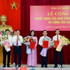 Ông Thái Thanh Quý - Ủy viên Ban Chấp hành Trung ương Đảng, Bí thư Tỉnh ủy, Chủ tịch HĐND tỉnh, trao các quyết định và tặng hoa chúc mừng 5 đồng chí. (Nguồn: Báo Nghệ An)