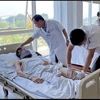 Bác sỹ thăm khám cho bệnh nhân tại Bệnh viện Bệnh Nhiệt đới Trung ương.