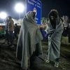 Người di cư tại khu vực làng Kelebija, gần hàng rào biên giới Serbia-Hungary. (Ảnh: AFP/TTXVN)