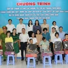 Lãnh đạo Thành phố Hồ Chí Minh tặng quà cho các nhóm trẻ em và thanh thiếu niên có hoàn cảnh đặc biệt. (Ảnh: Thanh Vũ/TTXVN)