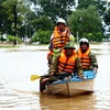 Lực lượng Công an xã tại các địa phương huyện Lệ Thủy, Quảng Bình tích cực hỗ trợ người dân vùng bị ngập lụt. (Ảnh: Tá Chuyên/TTXVN)