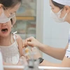 Nhân viên y tế tiêm vaccine phòng sởi-rubella cho trẻ. (Ảnh: Minh Quyết/TTXVN)