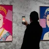 Hai bức chân dung của cố Nữ hoàng Anh Elizabeth II trong bộ sưu tập "Reigning Queens" của danh họa Andy Warhol. (Ảnh: AP)