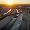 Sông Rio Grande (phải) và một kênh đào chảy dọc biên giới Mỹ-Mexico tại El Paso, Texas. (Nguồn: AFP)