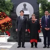 Chủ tịch nước Lương Cường và cựu Tổng thống Chile Michell Bachelet tại lễ dâng hoa trước Tượng đài Chủ tịch Hồ Chí Minh ở Santiago de Chile. (Ảnh: Lâm Khánh/TTXVN)