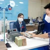 Khách hàng giao dịch tại VietinBank Chi nhánh Ba Đình. (Ảnh: Trần Việt/TTXVN)