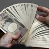 Kiểm tiền mệnh giá 10.000 yen tại Tokyo, Nhật Bản. (Ảnh: AFP/TTXVN)