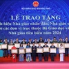 Các nhà giáo vinh dự nhận danh hiệu Nhà giáo nhân dân của Chủ tịch nước trao tặng tại buổi lễ. (Ảnh: Thanh Tùng/TTXVN)