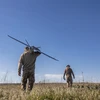 Một lính tình báo không quân Ukraine mang theo máy bay không người lái theo hướng Bakhmut, Ukraine. (Nguồn: Anadolu/Getty Images)