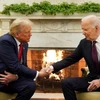 Tổng thống Mỹ Joe Biden (phải) trong cuộc gặp Tổng thống đắc cử Donald Trump tại Nhà Trắng ở Washington DC., ngày 13/11. (Ảnh: REUTERS/TTXVN)