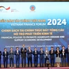 Các đại biểu chụp ảnh chung chúc mừng Diễn đàn Tài chính Việt Nam năm 2024. (Ảnh: Thanh Vân/TTXVN)