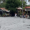 Dung nham lạnh từ núi lửa Kanlaon tràn ngập tại làng Biaknabato, tỉnh Negros Occidental, ngày 5/6/2024. (Ảnh: AFP/TTXVN)