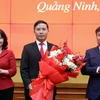 Thường trực Tỉnh ủy Quảng Ninh tặng hoa chúc mừng tân Phó Bí thư Tỉnh ủy, Chủ tịch UBND tỉnh Phạm Đức Ấn (giữa). (Ảnh: Văn Đức/TTXVN)