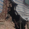 [Photo] Cận cảnh xe tải công trình đè vỡ tường nhà dân lúc rạng sáng