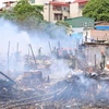 [Photo] Cận cảnh vụ cháy ở khu vực nhà tạm ven hồ Linh Quang 