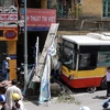 Xe buýt gây tai nạn liên hoàn trước khi dừng lại. (Ảnh: Minh Sơn/Vietnam+)