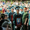 Người dân, đồng đội nghẹn ngào đón Đại tá Trần Quang Khải. (Ảnh: Minh Sơn/Vietnam+)