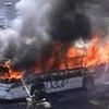 Hình ảnh chiếc xe bị bốc cháy tại hiện trường. (Nguồn: saharasamay.com)