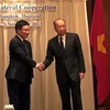 Bộ trưởng Ngoại giao Phạm Bình Minh (trái) bắt tay Phó Thủ tướng, Bộ trưởng Ngoại giao Thái Lan Surapong Tovichakchaikul. (Ảnh: Hà Linh/Vietnam+)