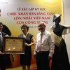 Kỷ lục về chiếc khăn rằn bằng vàng lớn nhất Việt Nam