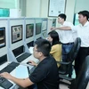 Cán bộ của Cục Tần số vô tuyến điện thuộc Bộ Thông tin và Truyền thông. (Ảnh: Lâm Khánh /TTXVN)