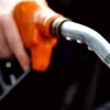 Bơm xăng tại trạm bán xăng, dầu. (Nguồn: AFP/TTXVN) 