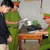 Công an huyện Cam Lộ, Quảng Trị đọc lệnh bắt đối tượng chống người thi hành công vụ. (Ảnh: Hồ Cầu/TTXVN)