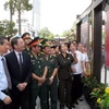 Các đại biểu xem một số hình ảnh tại Triển lãm ở Công viên Lam Sơn. (Ảnh: Phương Vy/TTXVN.)