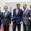 Đại diện của Iran và nhóm P5+1 sau khi đạt được thỏa thuận bước đầu về chương trình hạt nhân, ngày 24/11. (Ảnh: AFP/TTXVN)