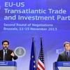 Trưởng đoàn đàm phán EU Ignacio Garcia Bercero (trái) và Trưởng đoàn đàm phán Mỹ Dan Mullaney trong cuộc họp báo chung sau đàm phán thứ 2. (Ảnh: AFP/TTXVN)