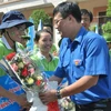 Bí thư Thành Đoàn Thành phố Hồ Chí Minh Lê Quốc Phong tặng hoa động viên đội thanh niên tình nguyện phòng chống đinh tặc. (Ảnh: Thanh Vũ/TTXVN)