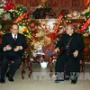 Ông Nguyễn Thiện Nhân thăm và chúc mừng Giáng sinh tại Tòa Tổng Giám mục Huế. Ảnh: Quốc Việt - TTXVN