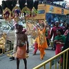 Một nhóm người sùng đạo diễu hành trên phố Serangoon. (Ảnh: Lê Hải/Vietnam+)