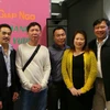 Ông Phú (áo Trắng) cùng các thành viên trong Ban tổ chức đêm giao lưu mừng Xuân và ủng hộ đồng bào miền Trung. (Ảnh: Đỗ Sinh/Vietnam+)