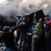 Người biểu tình đốt phá tại trung tâm Kiev ngày 23/1. (Ảnh: AFP/TTXVN)
