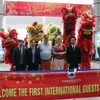 Đón những vị khách quốc tế đầu tiên đến Đà Nẵng. (Ảnh: Trần Lê Lâm/Vietnam+)