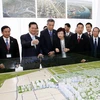 Thủ tướng Nguyễn Tấn Dũng và Thủ tướng Lý Hiển Long xem mô hình quy hoạch khu VSIP Hải Phòng. (Ảnh: Đức Tám/TTXVN)