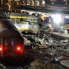 Vụ tai nạn tàu hỏa chạy quá tốc độ khi vào nhà ga Bretigny-sur-Orge gần thủ đô Paris (Pháp) đã bị trật khỏi đường ray và vỡ làm đôi. (Ảnh: AFP/TTXVN)